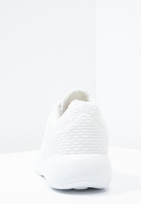 Le Temps Des Cerises Sneakers - white