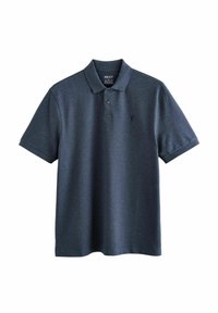 Camiseta polo azul oscuro hecha de una mezcla de algodón, con un collar, mangas cortas y un pequeño logo bordado en el lado izquierdo del pecho.
