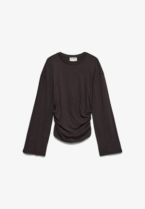 Chemise noire à manches longues avec col rond et détails froncés sur les côtés, présentée sur un fond blanc.