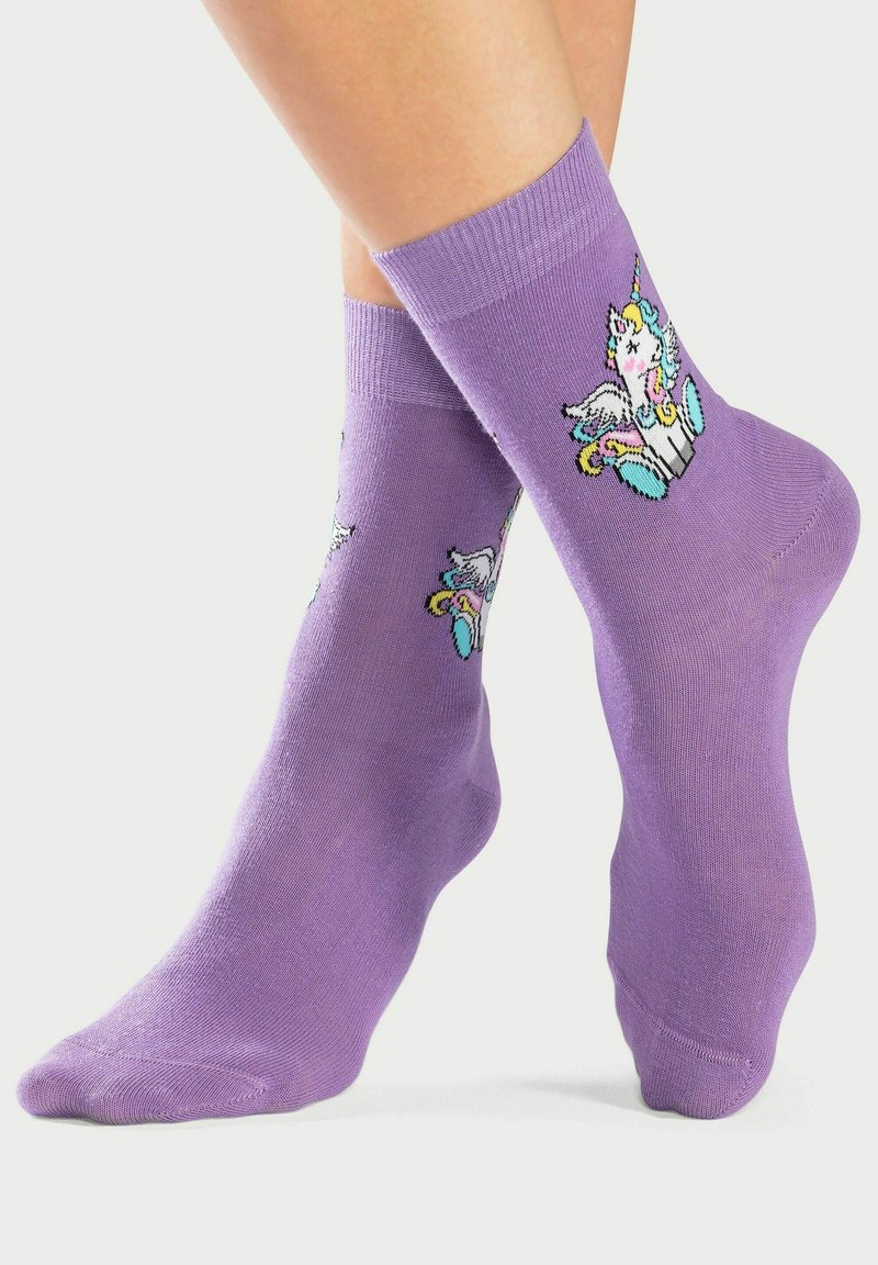 Calcetines de algodón morados con un diseño de unicornio y detalles en azul. La parte superior acanalada y la textura suave completan el conjunto.