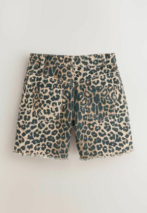 Pantaloni scurți din denim cu imprimeu leopard și marginile destrămate, având buzunare în spate. Schema de culori include tonuri de verde închis și bej.
