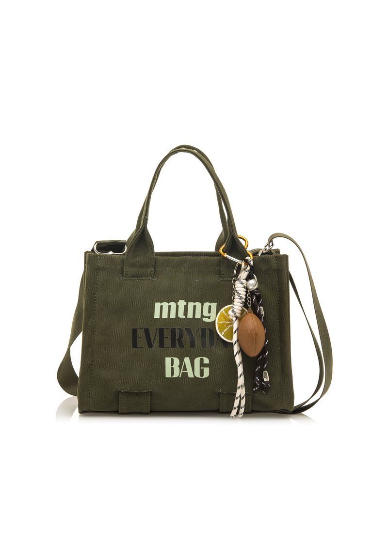 Grüne Tragetasche aus Canvas mit schwarzem Text "mtng EVERYDAY BAG." Beinhaltet einen abnehmbaren Schlüsselanhänger mit einer Limettenscheibe und einem braunen Fußball-Akzent.