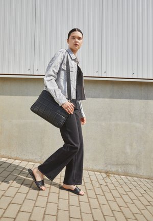 PCPERNILLE QUILTET - Mules - black