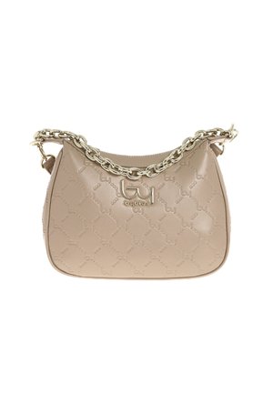 Borsa a mano in pelle beige con motivo geometrico in rilievo, manico a catena dorata e emblema del logo dorato sul davanti.