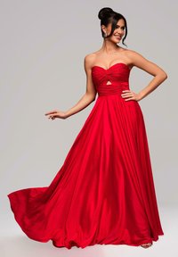 Röd aftonklänning med strapless-design, rynkad byst, nyckelhålsdetalj i mitten och flödande kjol. Slät tyg med en livfull finish.
