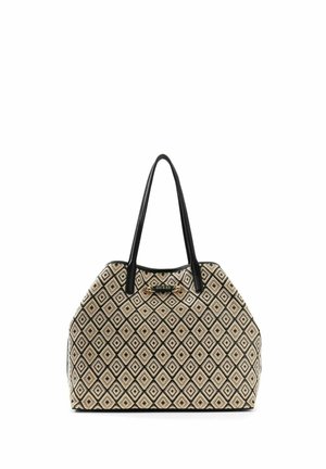 Tragetasche mit schwarzem und beigem Rautenmuster, schwarzen Griffen und einer Metallplakette mit dem "Guess"-Logo oben in der Mitte.