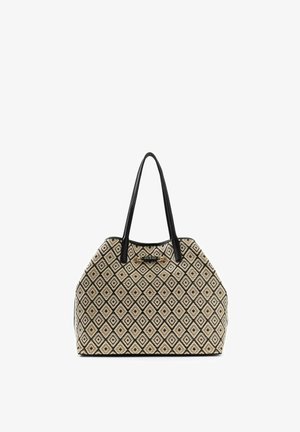 Sac fourre-tout avec un motif losange noir et beige, poignées noires et plaque métallique "Guess" au centre supérieur.