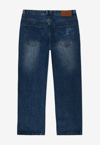 Granatowe dżinsy z prostymi nogawkami, z tylnymi kieszeniami i brązową skórzaną metką na pasku. Delikatne detale w metodzie wyblaknięcia.