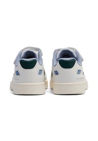 Białe skórzane sneakersy z jasnoniebieskimi akcentami, wyposażone w miękki siateczkowy kołnierz, gładką teksturę i gumową podeszwę.