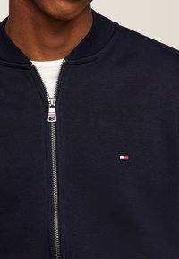 Tommy Hilfiger FLAG LOGO BASEBALL ZIP THROUGH - Bomberjacka - desert sky