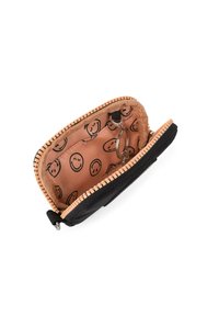 Cartera negra con cremallera rosa y forro interior con patrones de caritas sonrientes. Diseño compacto con un enganchar de llavero en el interior.