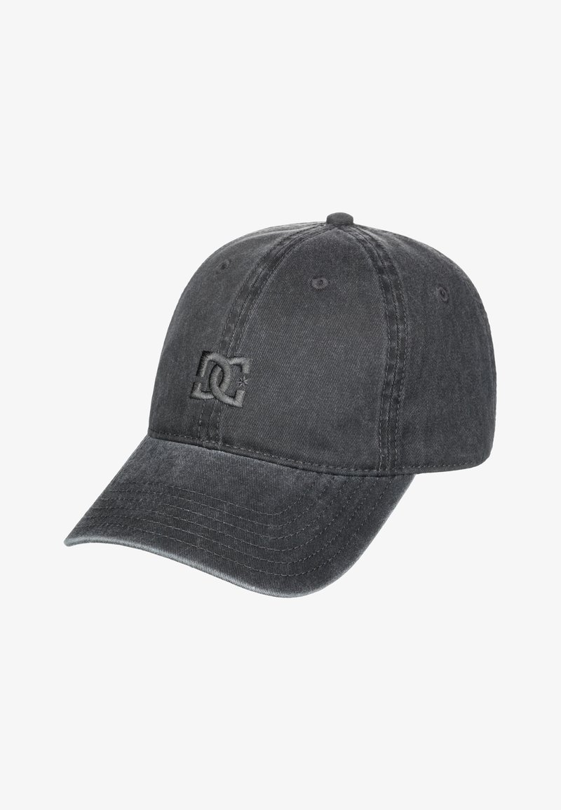Casquette de baseball noire à visière incurvée avec logo DC brodé sur le panneau avant, fabriquée en tissu texturé.