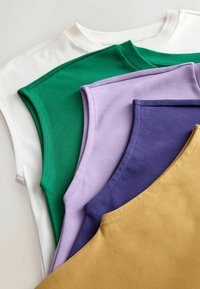 Stapel ärmelloser Tops in Weiß, Grün, Lavendel, Lila und Senf, überlappend auf einem hellen Hintergrund angeordnet.