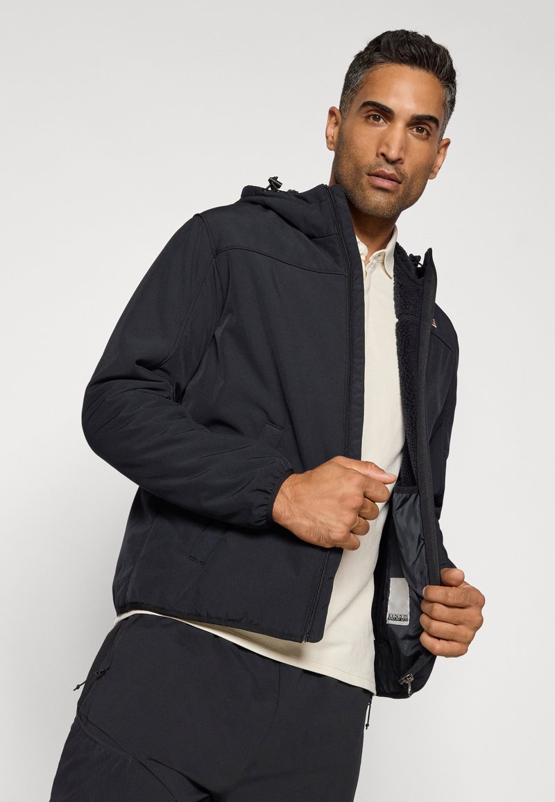 Veste à capuche noire avec fermeture éclair sur le devant, poignets élastiques et doublure intérieure douce, dotée de poches zippées et d'un détail de logo sur la poitrine.