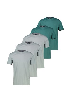 Fem ensfarvede crewneck-t-shirts i blå og grønne nuancer, arrangeret i en trappestil overlappende opstilling på en hvid baggrund.