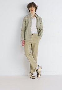 Jack & Jones JPSTKARL JJLAWRENCE SOUTH - Trousers - crockery