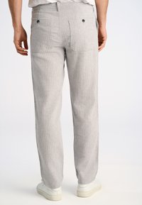 Lichtgrijze gestreepte broek met een casual pasvorm, twee achterzakken met knoopsluitingen en een rechte pijpdesign.