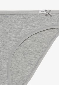 Szare bawełniane majtki o gładkiej fakturze, z cienkim szarym elastycznym paskiem w talii oraz małą ozdobną kokardką z przodu.