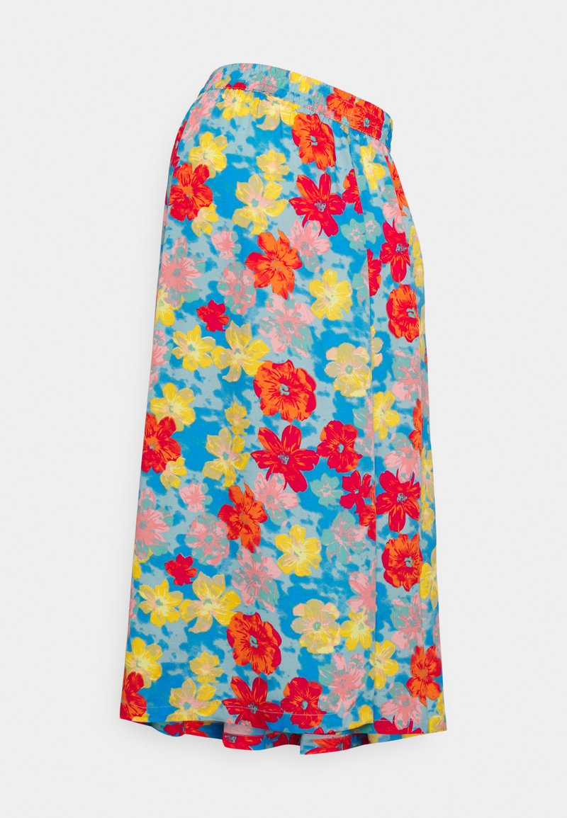 Saia floral até ao joelho com cintura elástica. Fundo azul vívido com flores vermelhas, rosas e amarelas. Tecido leve, textura suave.