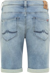 Shorts en denim bleu clair avec des ourlets retroussés, comportant deux poches arrière et des coutures contrastantes au niveau des poches et de la taille.