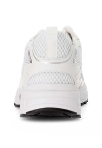 Witte sportschoen met een mesh bovenwerk, gevoerde kraag, trekloop, en een zwarte rubberen zool. Bevat reflecterende accenten voor zichtbaarheid.