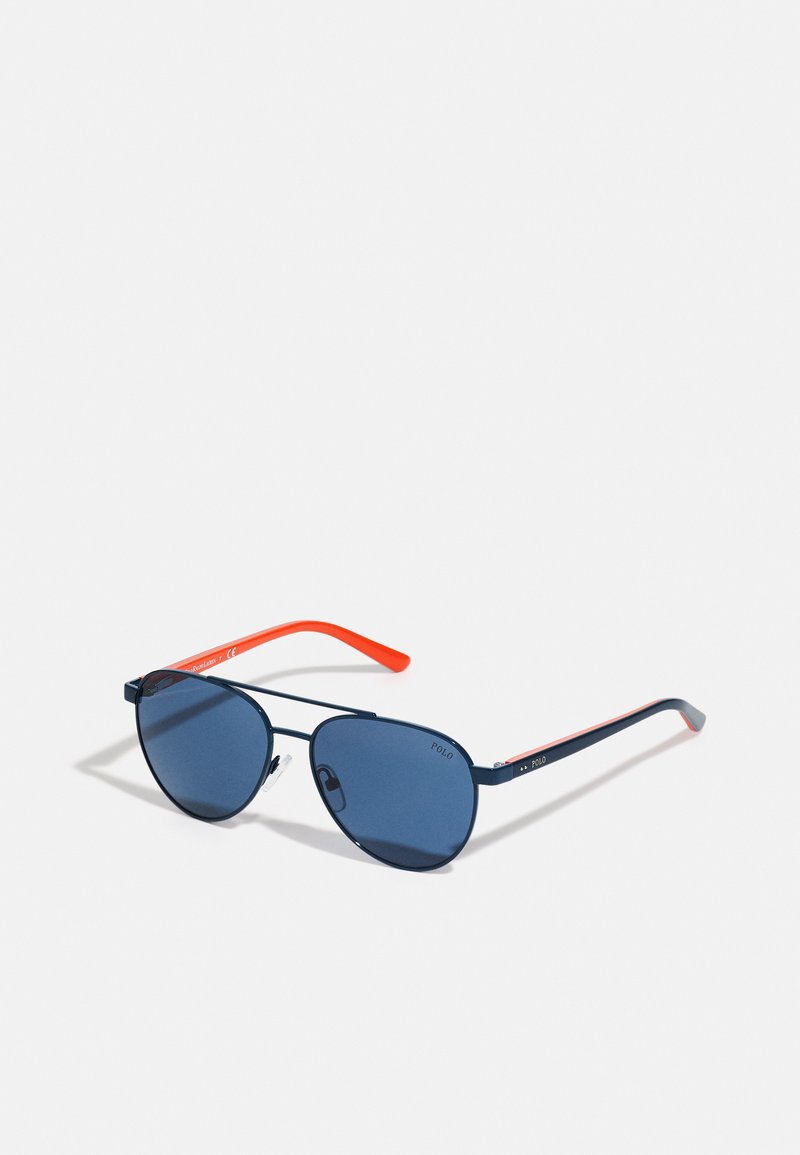 Óculos de sol com tonalidade azul, em forma oval, com armação de metal e detalhes laranja contrastantes nas hastes. Apresenta o logótipo "POLO" na armação.