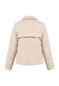 Giacca leggera beige con colletto, dettaglio di apertura sul retro e maniche lunghe. Texture liscia con cuciture minime e senza elementi metallici visibili.