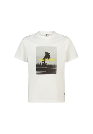 Wit T-shirt met korte mouwen, bedrukt met een zwart-witte foto van een skateboarder en gele tekst "CALIFORNIA" gecentreerd op de voorkant.