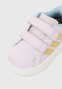 adidas Performance GRAND COURT ELSA UNISEX - Παπούτσι προπόνησης - ice lavender/gold-coloured/glow blue
