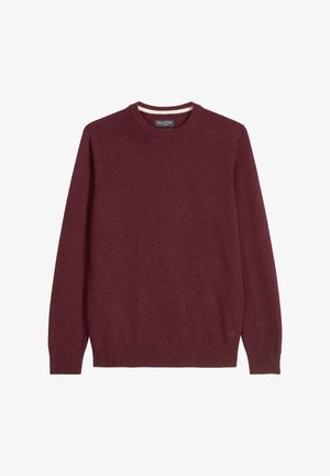 Bordeaux ronde hals trui van gestructureerde stof, met ribbels aan de mouwen en onderkant, en een klein logo detail nabij de onderkant.