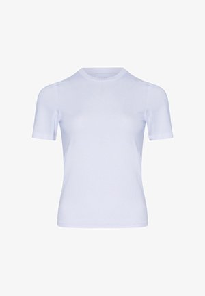 Bijela majica s kratkim rukavima, izrađena od mekog i glatkog materijala, s okruglim izrezom i prilagođenim dizajnom. Klasičan, minimalistički izgled.