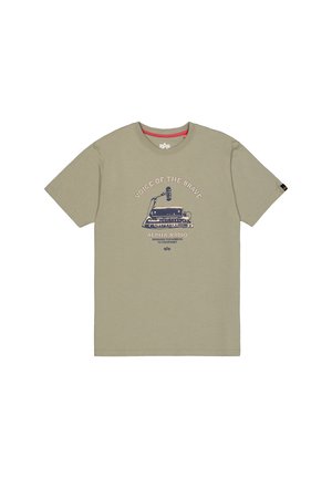 T-shirt en coton vert olive clair avec un col rond et des manches courtes, arborant un imprimé graphique d'un microphone vintage et d'une machine à écrire.