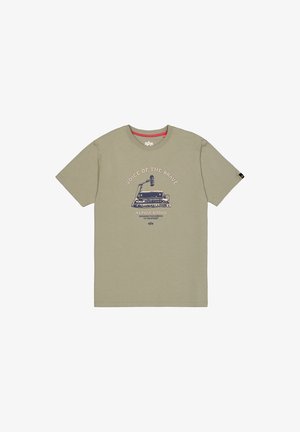 T-shirt en coton vert olive clair avec un col rond et des manches courtes, arborant un imprimé graphique d'un microphone vintage et d'une machine à écrire.
