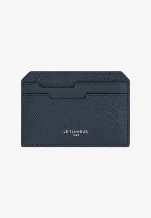 Tarjetero de cuero azul marino con superficie texturizada, que cuenta con tres ranuras para tarjetas y un logo de marca en relieve, con forma y diseño minimalistas.