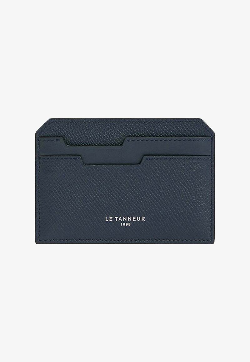 Portafoglio in pelle blu navy con superficie testurizzata, dotato di tre slot per carte e logo del marchio in rilievo, forma e design minimalisti.