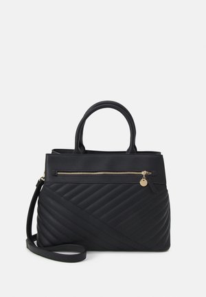 Schwarze Handtasche mit gestepptem Textur und diagonalen Mustern, ausgestattet mit einem oberen Griff, verstellbarem Schulterriemen und goldenen Reißverschlussdetails.