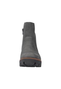 Botín gris con un upper de cuero suave, cremallera lateral y suela de goma texturizada, con un acento marrón a lo largo del borde inferior.