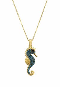 Goldener Seepferdchen-Anhänger mit türkisfarbenen Steinelementen, filigranen Schuppen und einem strukturierten Schwanz an einer zarten Kette.