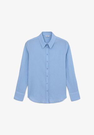 Camicia azzurra a maniche lunghe con colletto e polsini a punta, mostrata su uno sfondo bianco.