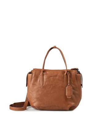 Borsa a mano in pelle marrone con due manici, una tracolla staccabile e una piccola etichetta appesa su sfondo bianco.
