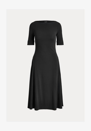 Must musta kleid pehmeast kangast, millel on ümmargune kaelus, lühikesed varrukad ja flokeeritud seelik külgede voltidega.