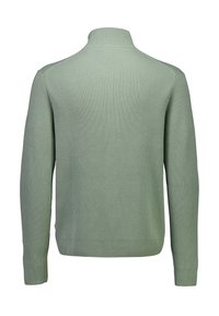 Zielony sweter z prążkowanej dzianiny, z wysokim kołnierzem i długimi rękawami. Gładka tekstura, lekko luźny krój i brak widocznych elementów metalowych.