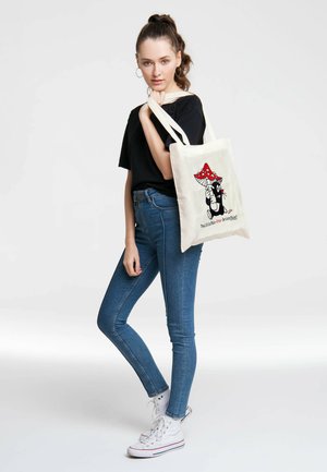 Baumwoll-Tote-Bag mit einer Cartoon-Katze, die einen roten Pilz hält, in Schwarz, Weiß und Rot; sie hat Schulterriemen und eine einfache Form.