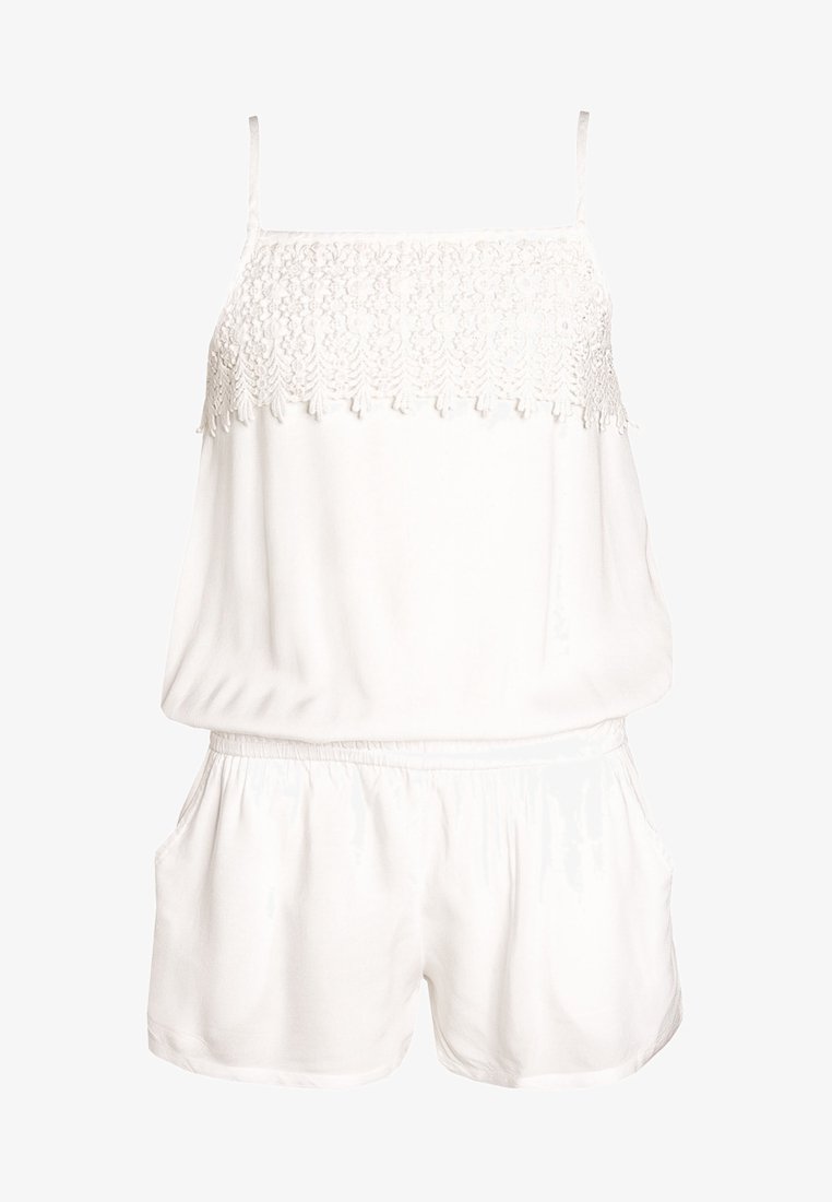 Combinaison blanche sans manches avec détail en dentelle sur la poitrine, taille élastique et shorts avec poches latérales.