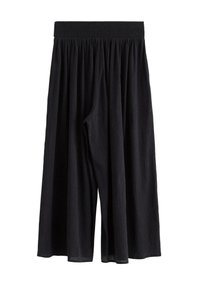 Pantaloni neri a gamba larga e taglio cropped con tessuto testurizzato e vita elasticizzata. Materiale morbido, vestibilità ampia, adatti per un abbigliamento casual.