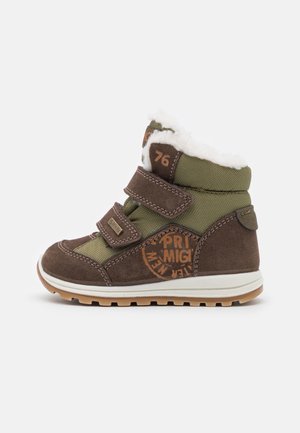 Barns brun og grøn vinterstøvle med dobbelte velcro stropper, hvid fleeceforing og gummisål.