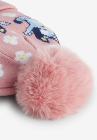 Ciabatta rosa lavorata a maglia con motivo floreale e design di un animale blu. Presenta un grande pompon di pelliccia morbida rosa. Finitura testurizzata e accogliente.