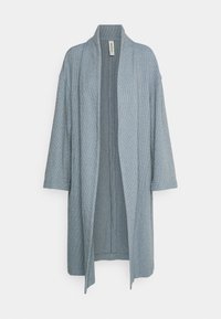 Robe in stile kimono di colore azzurro chiaro con tessuto a trama, apertura frontale, maniche a tre quarti, caratterizzato da una vestibilità comoda e senza chiusure visibili.