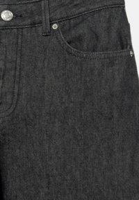 Zwarte denim jeans met een klassiek ontwerp, voorzien van een voorzak, metalen knoopsluiting en een subtiele textuur.