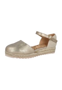 Espadrille metálica dorada con punta redondeada, tira al tobillo y suela de cuña forrada de yute. Superficie suave con detalles de tela texturizada en el talón.